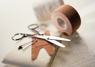 봉합용 가위와 거즈, 테이프 등 상처 처치 재료