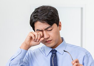 눈을 비비며 시야 이상을 호소하는 남성