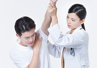 의료진이 환자의 팔을 들어 올려 어깨 운동 범위를 확인하는 이학적 검사
