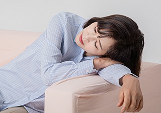 소파에 기대 누워 힘없이 쉬고 있는 모습