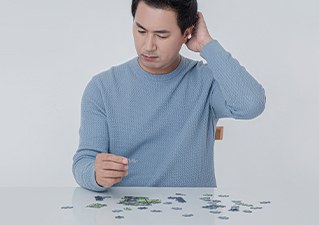탁자에서 퍼즐을 맞추며 집중력을 확인하는 모습