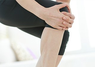 운동복 차림으로 무릎을 짚고 있는 여성