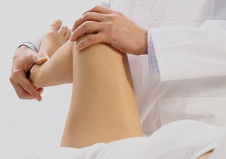 의료진이 무릎을 굽혀 보며 상태를 확인하는 모습