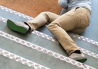 계단에서 미끄러져 넘어진 사람