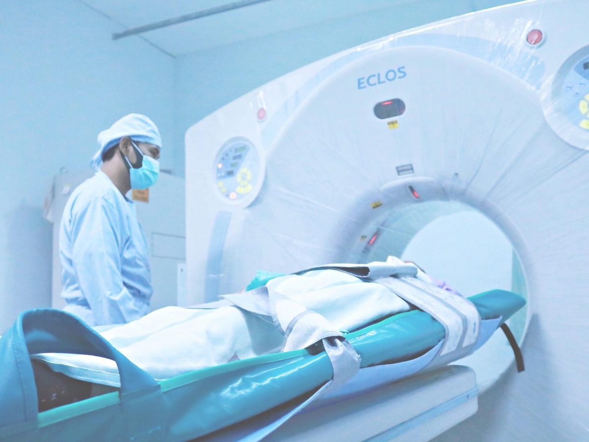 CT 검사 — 검사대에 누운 환자와 촬영 준비