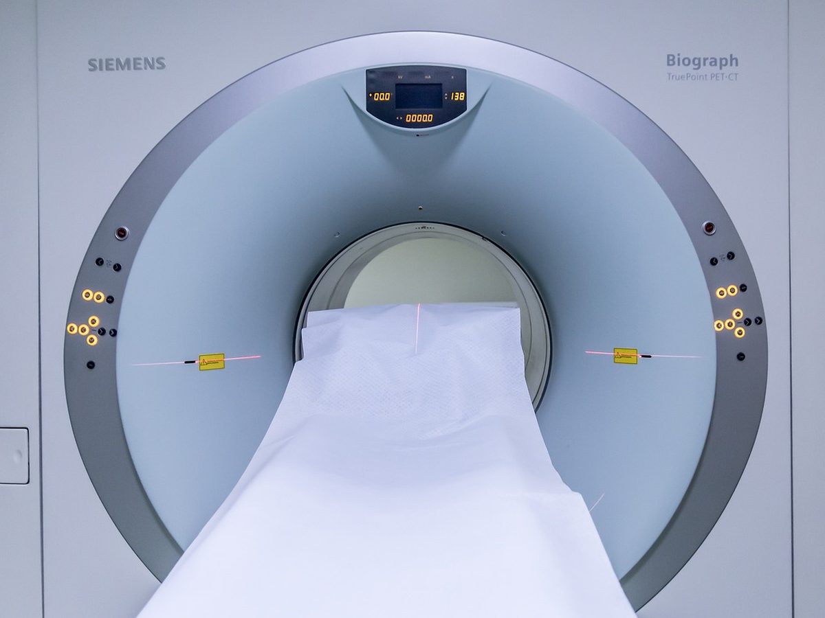 3.0T MRI 장비 — 출입구가 넓은 원통형 자석